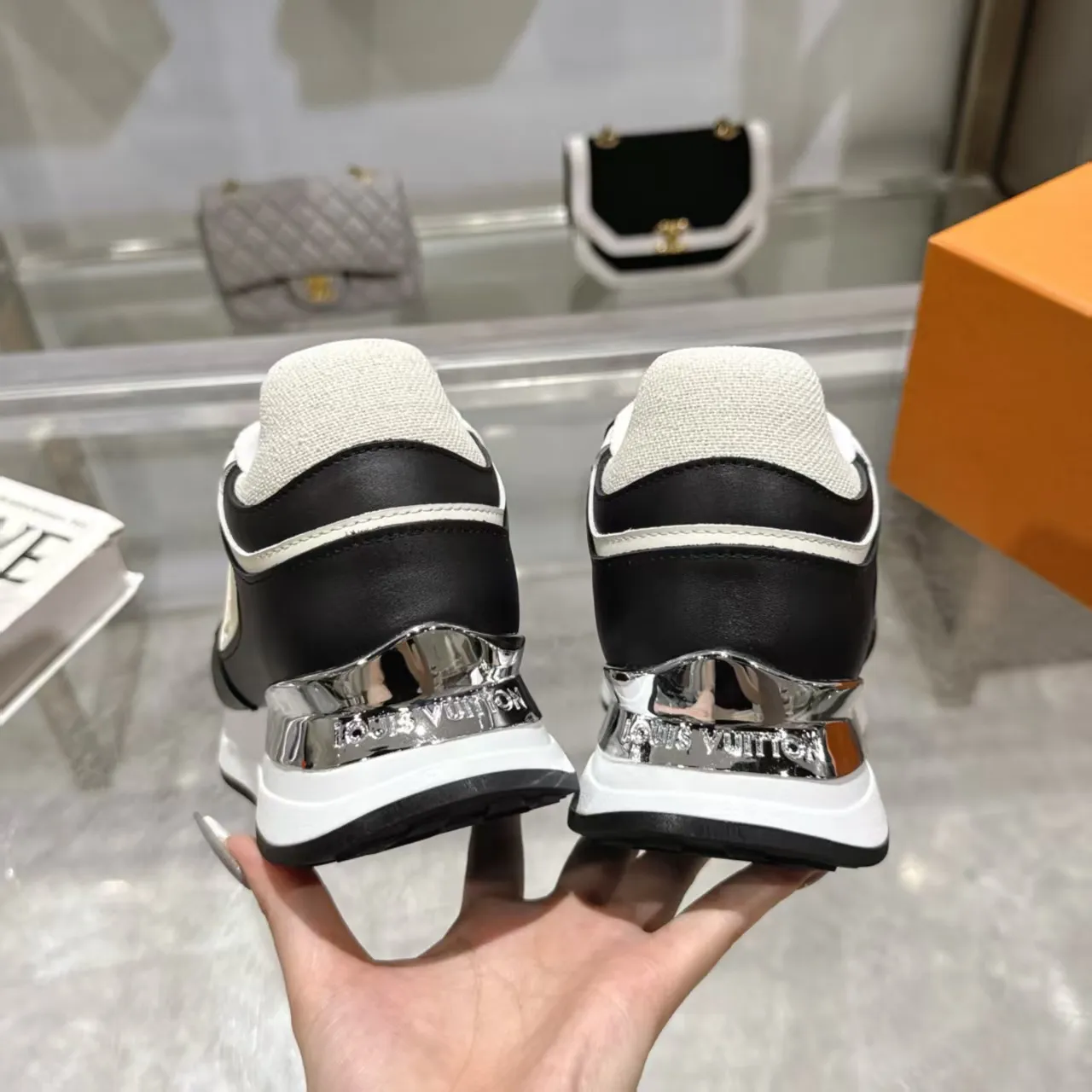 [L Family] P: 760💰Size 35-42 for women, 39-46 for men, (41.42 for women, 45.46 for men, customized) .LV Donkey Brand 🔥🔥LOUIS VUITTON Louis Vuitton's official website synchronizes the 2025 autumn and winter couple's models, which are now on the market, this Neo Run Away sneakers are inspired by running shoes, integrating LV's iconic must-have shoes into the trend. This version is a 1:1 replica of the original version. It is made of two-tone calfskin to highlight its simple lines and unique wedge outsole. Key details include the LV initials on the side and an engraved gold heel stabilizer on the back plus a 2cm hidden insole.